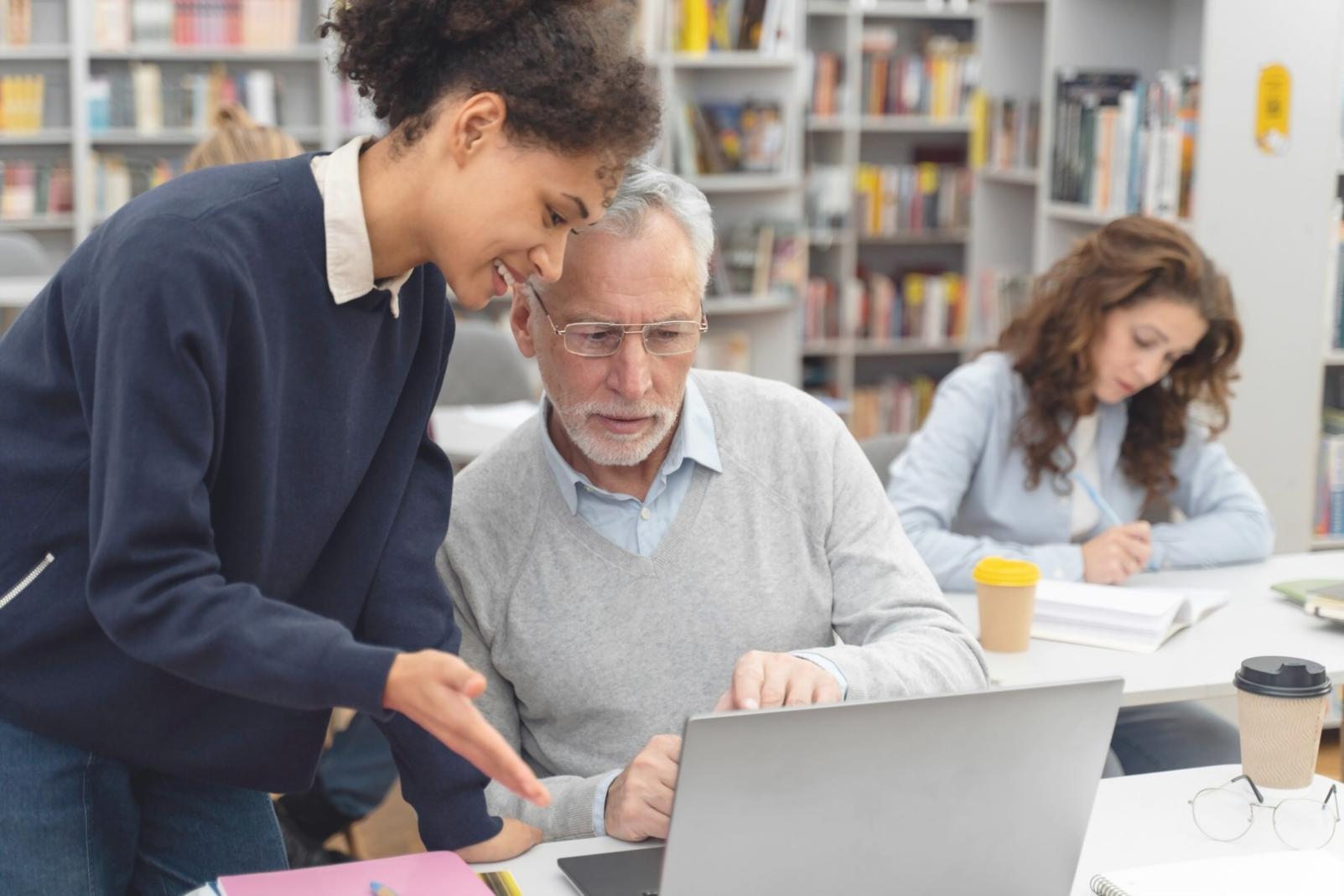 Equipo financiero analizando estrategias en sesión de formación