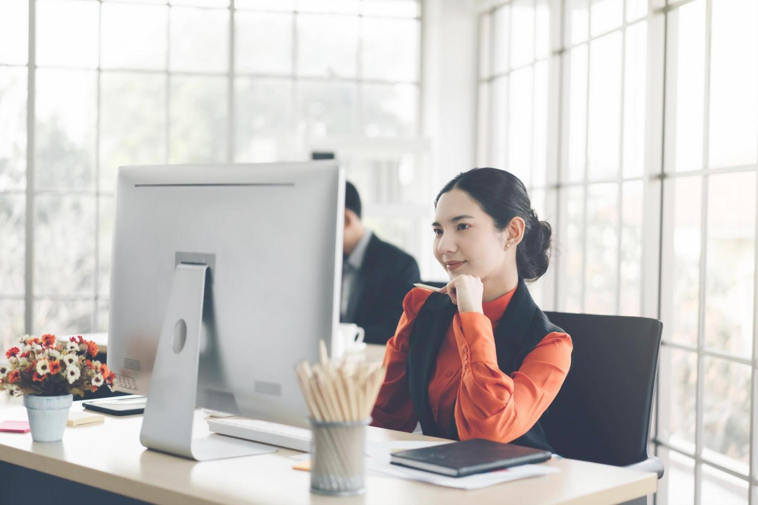 Equipo de profesionales financieros trabajando en análisis de negocios