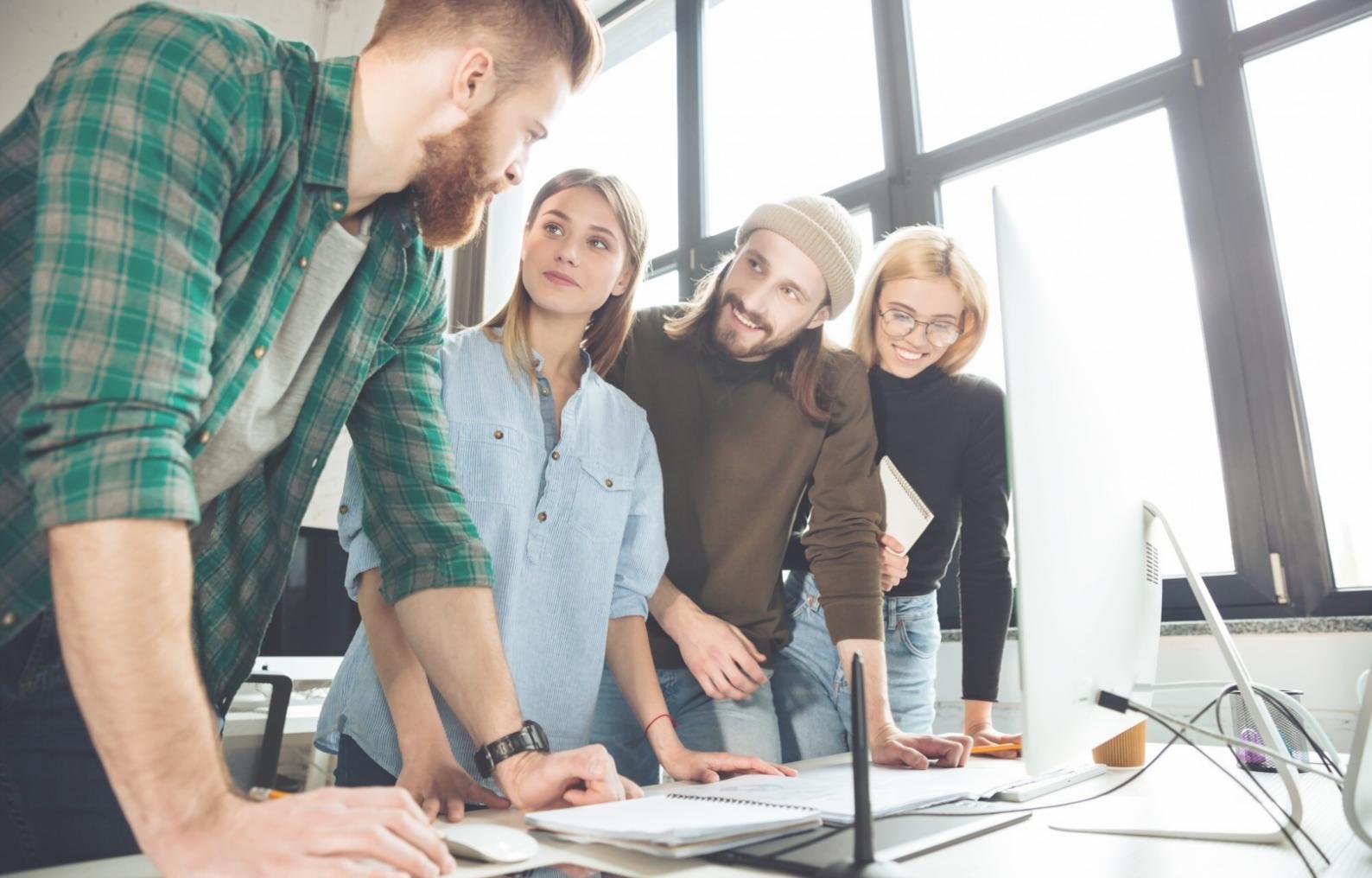 Profesionales trabajando en análisis financiero colaborativo